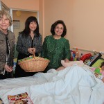 G-?a Keti Fenslou, predsednica odbora Lajflajn humanitarne organizacije u ?ikagu, g-?a Trejsi Armstrong, ?erka g-?e Fenslou i Nj.K.V. Princeza Katarina