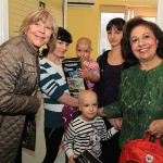 G-?a Keti Fenslou, predsednica odbora Lajflajn humanitarne organizacije u ?ikagu i Nj.K.V. Princeza Katarina sa mališanima prilikom podele paketi?a