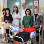 G-?a Trejsi Armstrong, ?erka g-?e Fenslou, Nj.K.V. Princeza Katarina i G-?a Keti Fenslou, predsednica odbora Lajflajn humanitarne organizacije u ?ikagu sa medicinskim osobljem ispred odeljenja Intenzivne nege nege i terapije “Nj.K.V. Princeza Katarina Kara?or?evi?”