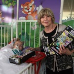 G-?a Keti Fenslou, predsednica odbora Lajflajn humanitarne organizacije u ?ikagu prilikom podele paketi?a