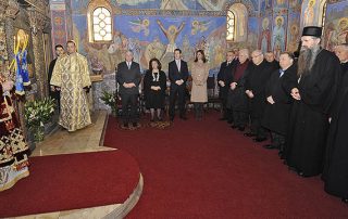 Njihova Kraljevska Visočanstva Prestolonaslednik Aleksandar, Princeza Katarina, Princ Filip i Princeza Elenora na Svetoj Liturgiji koju je služio Njegova Svetost Patrijarh srpski G-din Irinej povodom proslave Krsne Slave Kraljevske porodice – Svetog Andreja PrvozvanogNjihova Kraljevska Visočanstva Prestolonaslednik Aleksandar, Princeza Katarina, Princ Filip i Princeza Elenora na Svetoj Liturgiji koju je služio Njegova Svetost Patrijarh srpski G-din Irinej povodom proslave Krsne Slave Kraljevske porodice – Svetog Andreja Prvozvanog