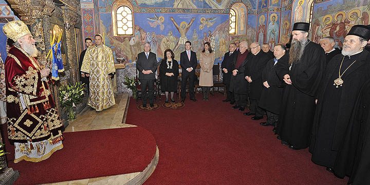 Njihova Kraljevska Visočanstva Prestolonaslednik Aleksandar, Princeza Katarina, Princ Filip i Princeza Elenora na Svetoj Liturgiji koju je služio Njegova Svetost Patrijarh srpski G-din Irinej povodom proslave Krsne Slave Kraljevske porodice – Svetog Andreja PrvozvanogNjihova Kraljevska Visočanstva Prestolonaslednik Aleksandar, Princeza Katarina, Princ Filip i Princeza Elenora na Svetoj Liturgiji koju je služio Njegova Svetost Patrijarh srpski G-din Irinej povodom proslave Krsne Slave Kraljevske porodice – Svetog Andreja Prvozvanog