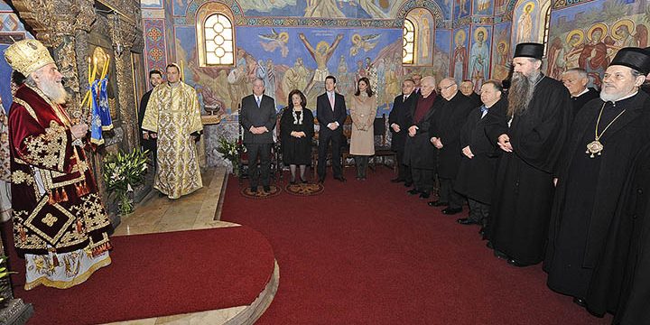 Njihova Kraljevska Visočanstva Prestolonaslednik Aleksandar, Princeza Katarina, Princ Filip i Princeza Elenora na Svetoj Liturgiji koju je služio Njegova Svetost Patrijarh srpski G-din Irinej povodom proslave Krsne Slave Kraljevske porodice – Svetog Andreja PrvozvanogNjihova Kraljevska Visočanstva Prestolonaslednik Aleksandar, Princeza Katarina, Princ Filip i Princeza Elenora na Svetoj Liturgiji koju je služio Njegova Svetost Patrijarh srpski G-din Irinej povodom proslave Krsne Slave Kraljevske porodice – Svetog Andreja Prvozvanog