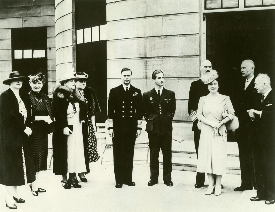 Kraljica Marija, gospođa Beneš, holandska Kraljica Vilhelmina, gospođa Rackievič, Kralj Džordž VI, Kralj Petar II, norveški Kralj Hakon, poljski predsednik Rackievič i češki predsednik Dr. Beneš ispred Bakinggmske palate