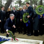 Nj.K.V. Prestolonaslednik Aleksandar II polaže venac na grob Nj.V. Pavla od Grčke, povodom 50. godišnjice njegove smrti, groblje Tatoj, Atina, 6. marta 2014.