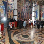 Njihova Kraljevska Visočanstva Prestolonaslednik Aleksandar II i Princeza Katarina u pratnji g-đe Beti Rumeliotis, sestre Nj.K.V. Princeze Katarine, pristvovali su Liturgiji u crkvi Svetog Đorđa danas na Oplencu povodom Đurđevdana