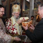 Njegovo Preosveštenstvo Episkop Šumadijski G. Jovan i Nj.K.V. Prestolonaslednik Aleksandar prelomili su slavski kolač