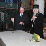 Nj.K.V. Prestolonaslednik Aleksandar II i Njegovo Preosveštenstvo Episkop Šumadijski G. Jovan kraj groba Vožda Karađorđa