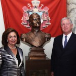 Nj.K.V. Princeza Katarina i Nj.K.V. Prestolonaslednik Aleksandar II kraj biste Prestolonaslednikovog dede, Nj.V. Kralja Aleksandra I