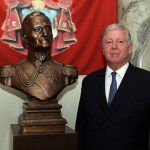 Nj.K.V. Prestolonaslednik Aleksandar II kraj biste svog dede Nj.V. Kralja Aleksandra I