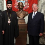 Njegovo Preosveštenstvo Vladika Arsenije vikarni episkop Patrijarha Srpskog G. Irineja i Nj.K.V. Prestolonaslednik Aleksandar II kraj biste Nj.V. Kralja Aleksandra I
