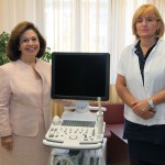 Nj.K.V. Princeza Katarina i prof. Dr Snežana Rakić, direktorka GAK Narodni front kraj vrednog ultrazvučnog aparata koji je Princeza poklonila ovoj ustanovi