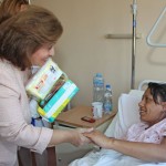 Princeza Katarina prilikom obilaska porodilja i beba kojima je uručila prigodne poklone