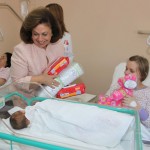 Princeza Katarina prilikom obilaska porodilja i beba kojima je uručila prigodne poklone