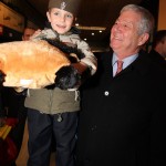 Њ.К.В. Престолонаследник Александар приликом поделе хуманитарне помоћи у Обреновцу