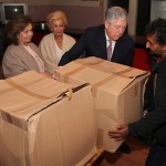 Prestolonaslednik Aleksandar i Princeza Katarina prilikom isporuke humanitarne pomoći meštanima Tekije