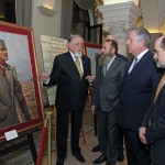 S leva na desno: G-din Dragomir Acović, predsedavajući Krunskog saveta, g-din Predrag Marković, član Krunskog saveta, Nj.K.V. Prestolonaslednik Aleksandar i g-din Darko Spasić, član Krunskog saveta ispred portreta Nj.V. Kralja Aleksandra I