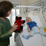 Njeno Kraljevsko Visočanstvo Princeza Katarina prilikom uručivanja Božićnih poklona mališanima u beogradskim dečijim bolnicama