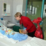 G-đa Keti Fenslou, predsednica humanitarne kancelarije Lajflajn Čikago i Njeno Kraljevsko Visočanstvo Princeza Katarina prilikom uručivanja Božićnih poklona mališanima u beogradskim dečijim bolnicama