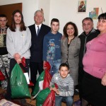 Crown Prince Alexander and Crown Princess Katherine, together with the Mayor of Topola Mr. Dragan Zivanovic and the director of the Centre for Social Work of Topola Ms. Slobodanka Milivojevic visited two socially vulnerable families in Topola and delivered New Year gifts to the children 