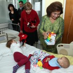 Njeno Kraljevsko Visočanstvo Princeza Katarina i g-đa Keti Fenslou, predsednica humanitarne kancelarije Lajflajn Čikago prilikom uručivanja Božićnih poklona mališanima u beogradskim dečijim bolnicama