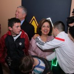 Kraljevski par sa učenicima škole za specijalno obrazovanje Ivo Lola Ribar u senzornoj sobi