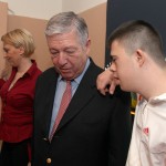 Prestolonaslednik Aleksandar sa jednim od učenika škole za specijalno osnovno obrazovanje Ivo Lola Ribar u Kraljevu