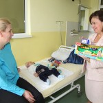 Принцеза Катарина приликом уручивања Васкршњих поклона малишанима у дечијој Универзитетској клиници у Тиршовој