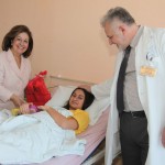 Принцеза Катарина приликом уручивања Васкршњих поклона малишанима у Институту за мајку и дете