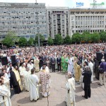 Čitanje Jevanđelja ispred Terazijske česme. U prvom redu s leva na desno stoje: Njegovo Visokopreosveštenstvo Mitropolit crnogorsko-primorski g-din Amfilohije, g-din Vladimir Božović, savetnik predsednika Vlade Srbije, g-din Goran Vesić, gradski menadžer, Nj.K.V. Princeza Katarina, Nj.K.V. Prestolonaslednik Aleksandar, dr Siniša Mali, gradonačelnik Beograda i Njegova Svetost Patrijarh Srpski g-din Irinej