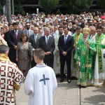 Čitanje Jevanđelja ispred Terazijske česme. U prvom redu s leva na desno stoje: Njegovo Visokopreosveštenstvo Mitropolit crnogorsko-primorski g-din Amfilohije, g-din Vladimir Božović, savetnik predsednika Vlade Srbije, g-din Goran Vesić, gradski menadžer, Nj.K.V. Princeza Katarina, Nj.K.V. Prestolonaslednik Aleksandar, dr Siniša Mali, gradonačelnik Beograda i Njegova Svetost Patrijarh Srpski g-din Irinej