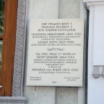 Табла посвећена Чедомиљу и Елодији Мијатовић који су у овој кући живели од 1875. до 1885. године након чега су је купили и у њој живели генерал Петар Мишић и његова супруга Милица Мишић, рођена Вујић (унука Вожда Карађорђа)