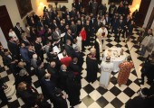Чин освећења и резања славског колача у црно-белом салону Велог Двора
