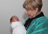 Г-ђа Кети Фенслоу, председница хуманитарне организације Лајфлајн Чикаго са новорођенчетом приликом обиласка породилишта ГАК „Народни Фронт“