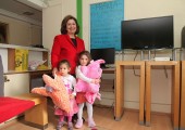 Crown Princess Katherine with the children during her visit to the Infirmary