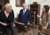 Dr Dušica Bojić, direktor Istorijskog muzeja Srbije, Nj.K.V. Prestolonaslednik Aleksandar i g-đa Aleksandra Ninković Tašić, autorka izložbe prilikom razgledanja eksponata.
