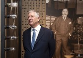 Nj.K.V. Prestolonaslednik Aleksandar prilikom razgledanja izložbe