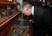 Њ.К.В. Престолонаследник Александар целива кивот са моштима Светог Оца Јустина Ћелијског