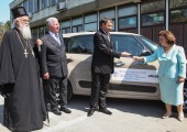 Његово Преосвештенство Епископ ваљевски Г. Милутин, Њ.К.В. Престолонаследник Александар, др Добривоје Грујичић директор Опште болнице у Ваљеву и Њ.К.В. Принцеза Катарина приликом предаје кључева аутомобила Фиат 500Л који је Краљевски пар донирао болници