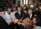 Његово Преосвештенство Епископ ваљевски Г. Милутин, Његово Преосвештенство умировљени Епископ захумско-херцеговачки Г. Атанасије, Њ.К.В. Престолонаследник Александар и г-дин Милета Радојевић, директор Управе за сарадњу са Црквама и верским заједницама приликом ломљења славског колача