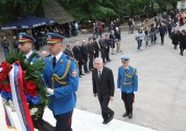 Members of the Guard bring wreath of HE Mr Tomislav Nikolic, president of Serbia