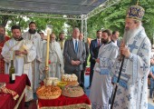 Nj.K.V. Prestolonaslednik Aleksandar i Njegovo Preosveštenstvo Episkop raško – prizrenski G. Teodosije sa sveštenstvom i gostima
