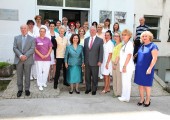 Mr Branko Zivadinovic, Dr. Elaine Laycock, HRH Crown Princess Katherine, HRH Crown Prince Alexander and Dr Julia Palmer with staff in Clinical centre Nis
