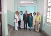 Dr. Elaine Laycock, HRH Crown Prince Alexander, HRH Crown Princess Katherine and Dr Julia Palmer with staff at Palliative care unit