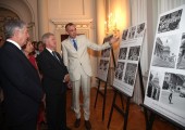 Autor izložbe g-din Dušan Babac u obilasku izložbe sa Nj.K.V. Prestolonaslednikom Aleksandrom i Nj.E. g-dinom Kajlom Skotom, ambasadorom Sjedinjenih Američkih država
