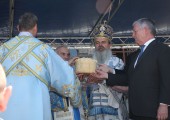 Nj.K.V  Prestolonaslednik Aleksandar na liturgiji u manastiru Gračanica