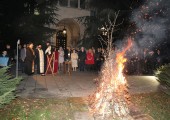 Burning the yule log in front of the Royal palace