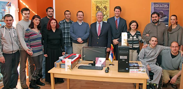 G-đica Maja Ven, potpredednik Udruženja studenata sa hendikepom, g-din Samuilo Petrovski, predednik EUS Srbija, NJ.K.V. Prestolonaslednik Aleksandar, g-din Tod Hepvort, konzul Ambasade Australije u Srbiji zajedno sa članovima Udruženja