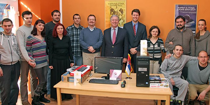 G-đica Maja Ven, potpredednik Udruženja studenata sa hendikepom, g-din Samuilo Petrovski, predednik EUS Srbija, NJ.K.V. Prestolonaslednik Aleksandar, g-din Tod Hepvort, konzul Ambasade Australije u Srbiji zajedno sa članovima Udruženja