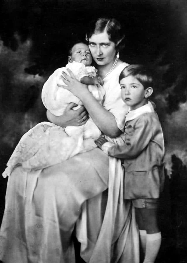 Nj.V. Kraljica Marija sa sinovima Nj.K.V. Prestolonaslednikom Petrom i Kraljevićem Tomislavom